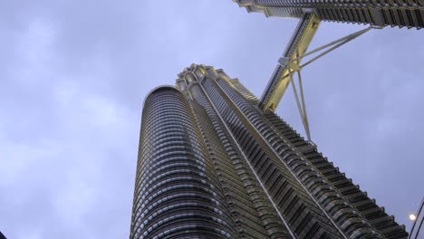 Petrona-Twin-Towers-Kuala-Lumpur-Malaysia-Down-Spin-Ansicht