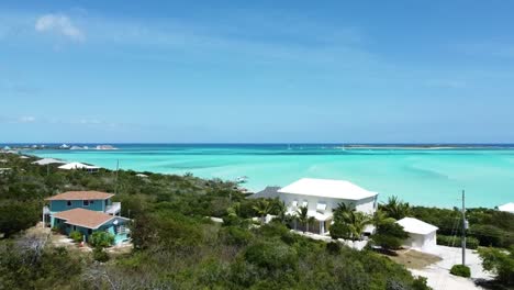 Vista-Aérea-Desde-El-Continente-Hasta-El-Mar-Turquesa-En-Las-Bahamas