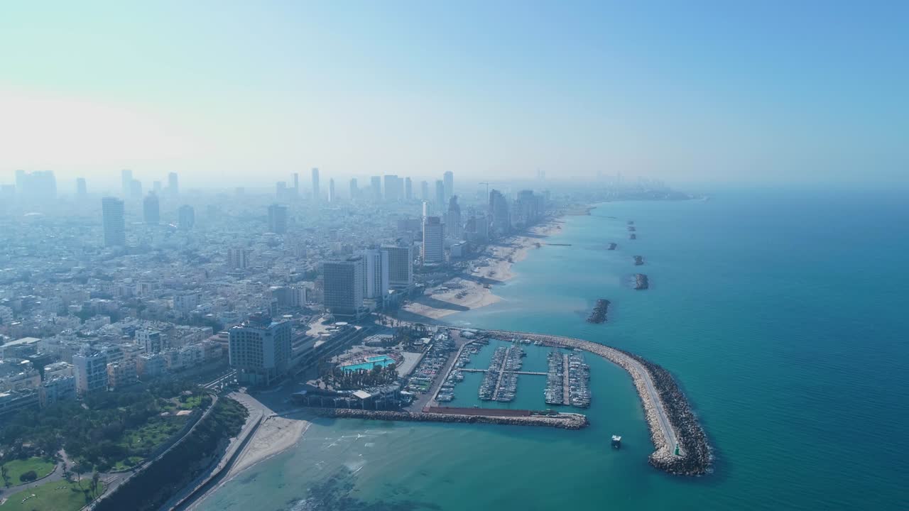 el horizonte de israel desde un avión no tripulado. vista aérea panorámica sobre la costa de tel aviv ciudad moderna y de negocios con hoteles, costa y playa. horizonte de oriente medio