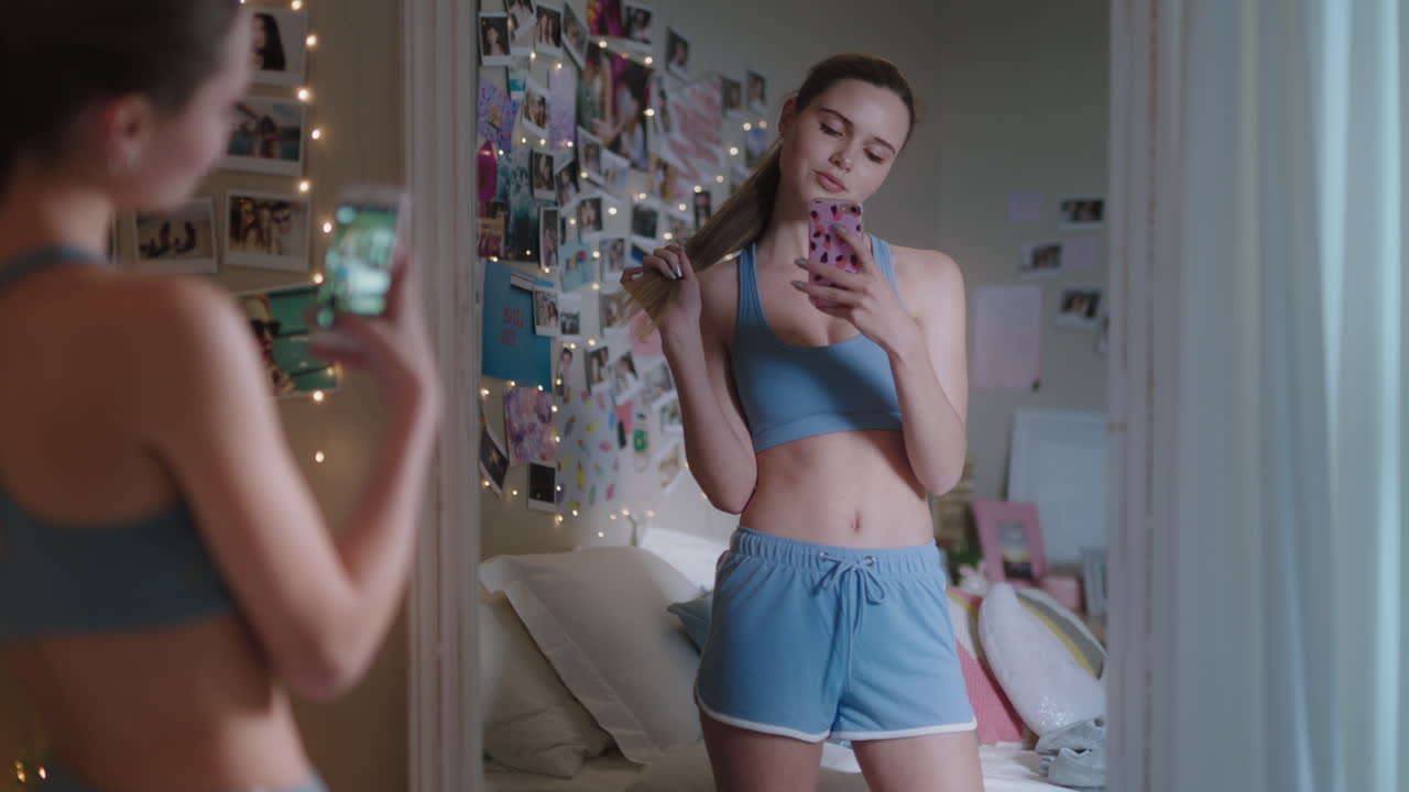 hermosa adolescente tomando una foto selfie usando un teléfono inteligente posando en el espejo compartiendo moda elegante en las redes sociales disfrutando del fin de semana en casa autoimagen adolescente