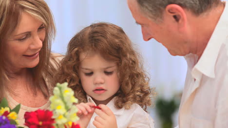 Abuelos-Haciendo-Un-Ramo-De-Flores