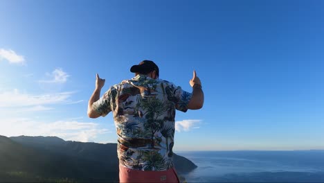 Porträt-Eines-Glücklichen-Männlichen-Touristen,-Der-Im-Sommer-Auf-Einem-Bergpark-Mit-Blick-Auf-Ruhiges-Meer-Tanzt