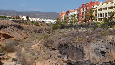 hermoso paisaje rocoso con edificios coloridos y cordillera en segundo plano