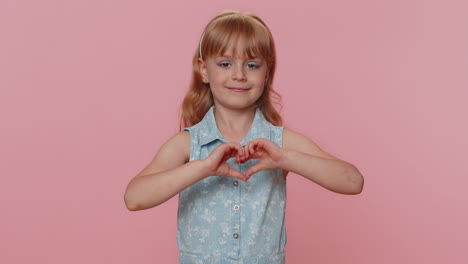 niño preadolescente sonriente niña niño hace un gesto de corazón demuestra un signo de amor expresa buenos sentimientos