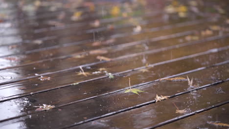 Cámara-Lenta-De-Gotas-De-Lluvia-Cayendo-Sobre-Cubierta-De-Madera