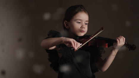 young girl playing violin