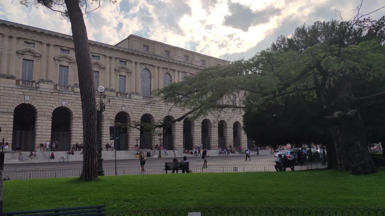 парк в центре площади бра в вероне, италия 2