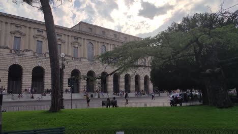 parque en el centro de la plaza bra en verona, italia 2