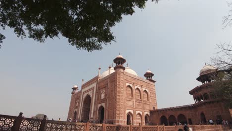 Taj-Mahal,-Casa-De-Huéspedes-Del-Lado-Este,-Mehmaan-Khana,-Que-Se-Asemeja-A-Una-Mezquita:-La-Panorámica-Hacia-Abajo-Revela-Una-Toma-Amplia