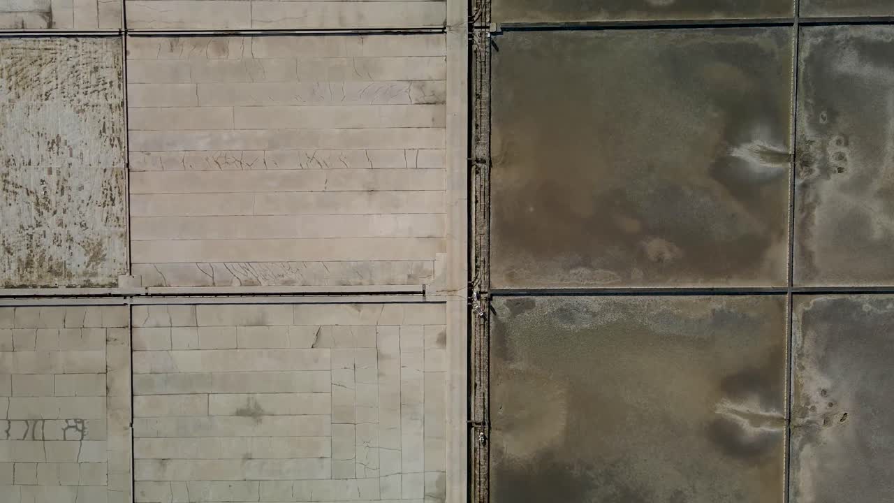 vuelo de drones con vista de pájaro sobre un campo de sal en croacia durante el día