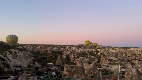 Capadocia-Pavo-Globo-Globo-Aire-Caliente-Volar-Experiencia-Maravilloso-Paisaje-En-El-Crepúsculo-Temprano-En-La-Mañana-Amplia-Vista-De-La-Antigua-Ciudad-Histórica-De-Casas-Talladas-En-Roca-Edificio-Subterráneo-De-Piedra-Hotel-Resort