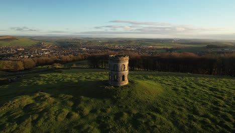 Viktorianischer-Steinturm-Auf-Grasbewachsenem-Hügel