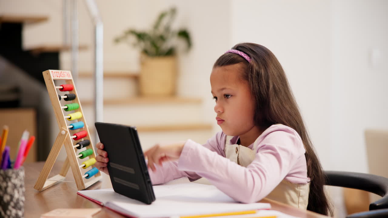chica haciendo la tarea en la tableta