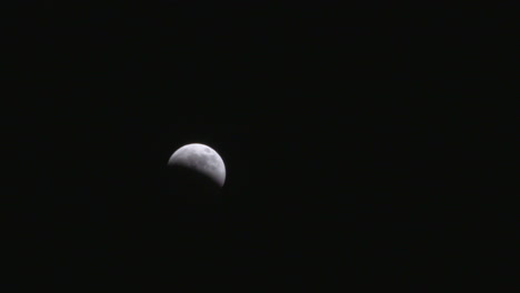 Spectacular-time-lapse-footage-of-a-total-lunar-eclipse-in-a-clear-night-sky