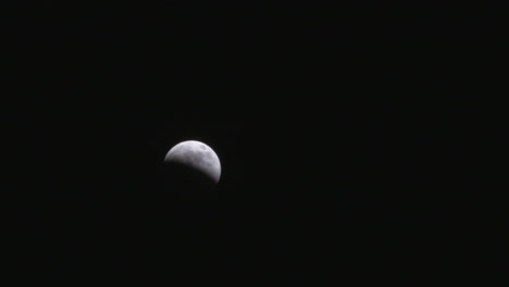 espectacular filmación de lapso de tiempo de un eclipse lunar total en un cielo nocturno claro