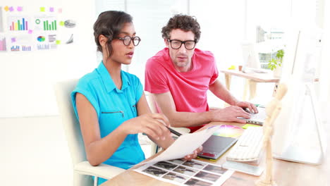 diseñadores casuales trabajando en un catálogo de fotos