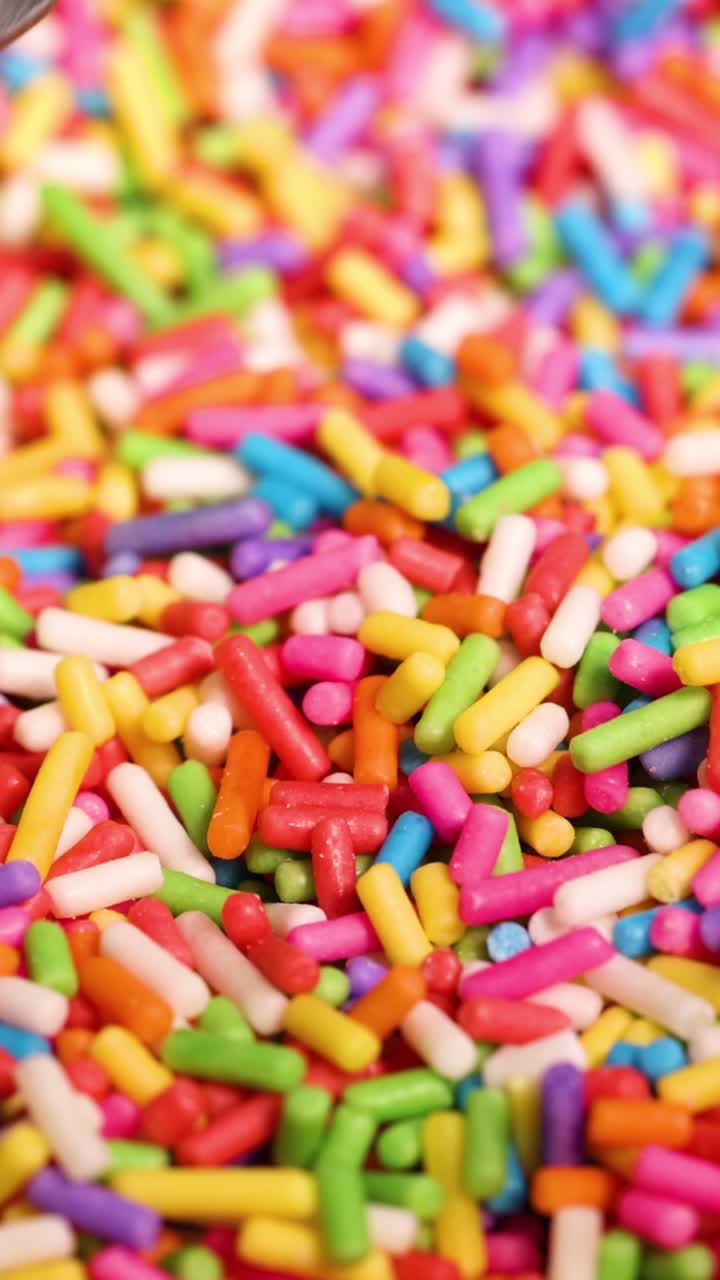 cuchara recogiendo salpicaduras vibrantes de una pila