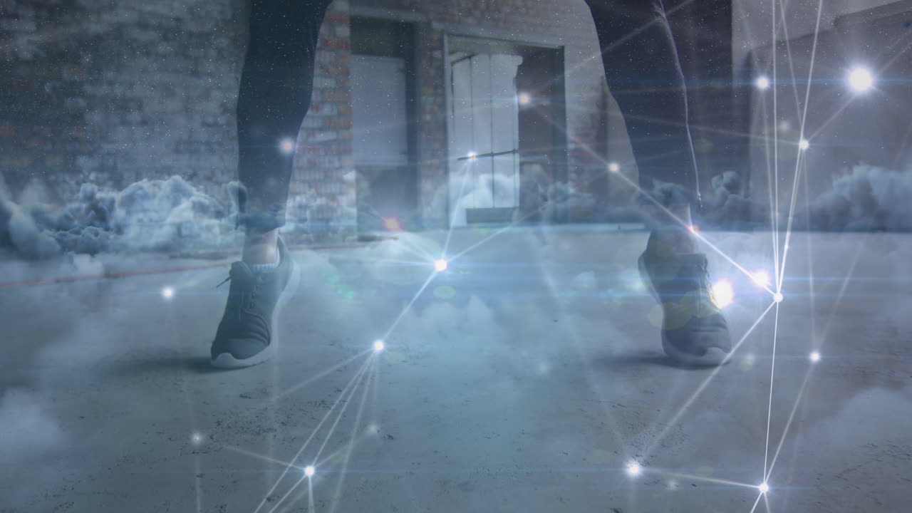 구름 위의 데이터 처리 애니메이션과 체육관에서 운동하는 두 인종의 스포츠맨