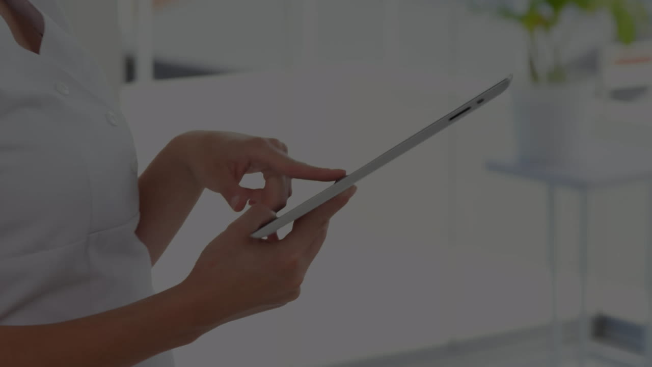 animación de escaneo de alcance y procesamiento de datos sobre una mujer que usa una tableta