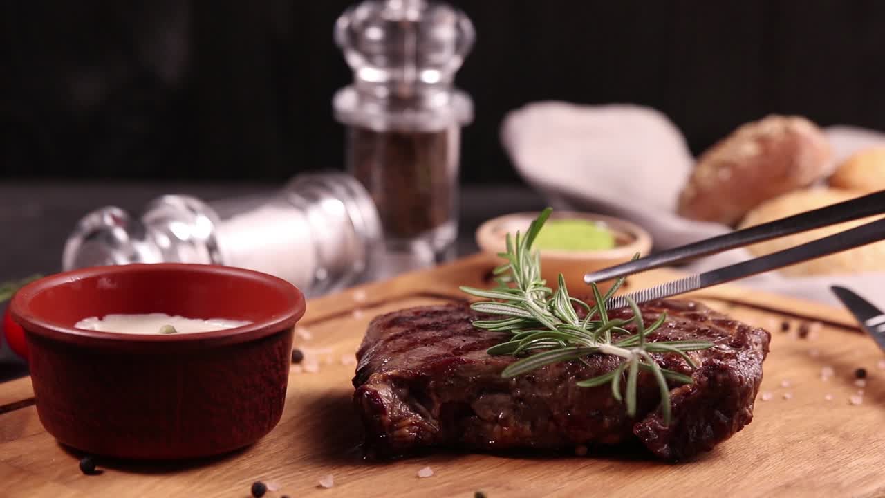 bistec a la parrilla con lados