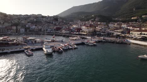 Puerto-De-Parga-En-La-Costa-Jónica-De-La-Pintoresca-Ciudad-Turística,-Epiro,-Grecia