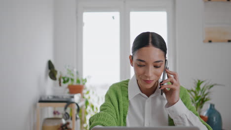positivo freelance hablando por teléfono móvil en la habitación de primer plano. mujer hablando teléfono inteligente