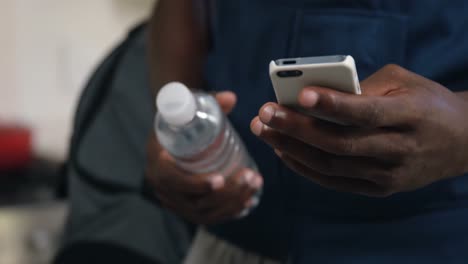 mann benutzt zu hause ein mobiltelefon