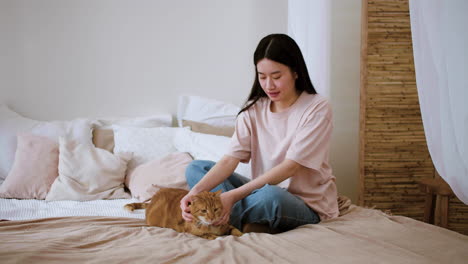 고양이를 쓰다듬는 여자