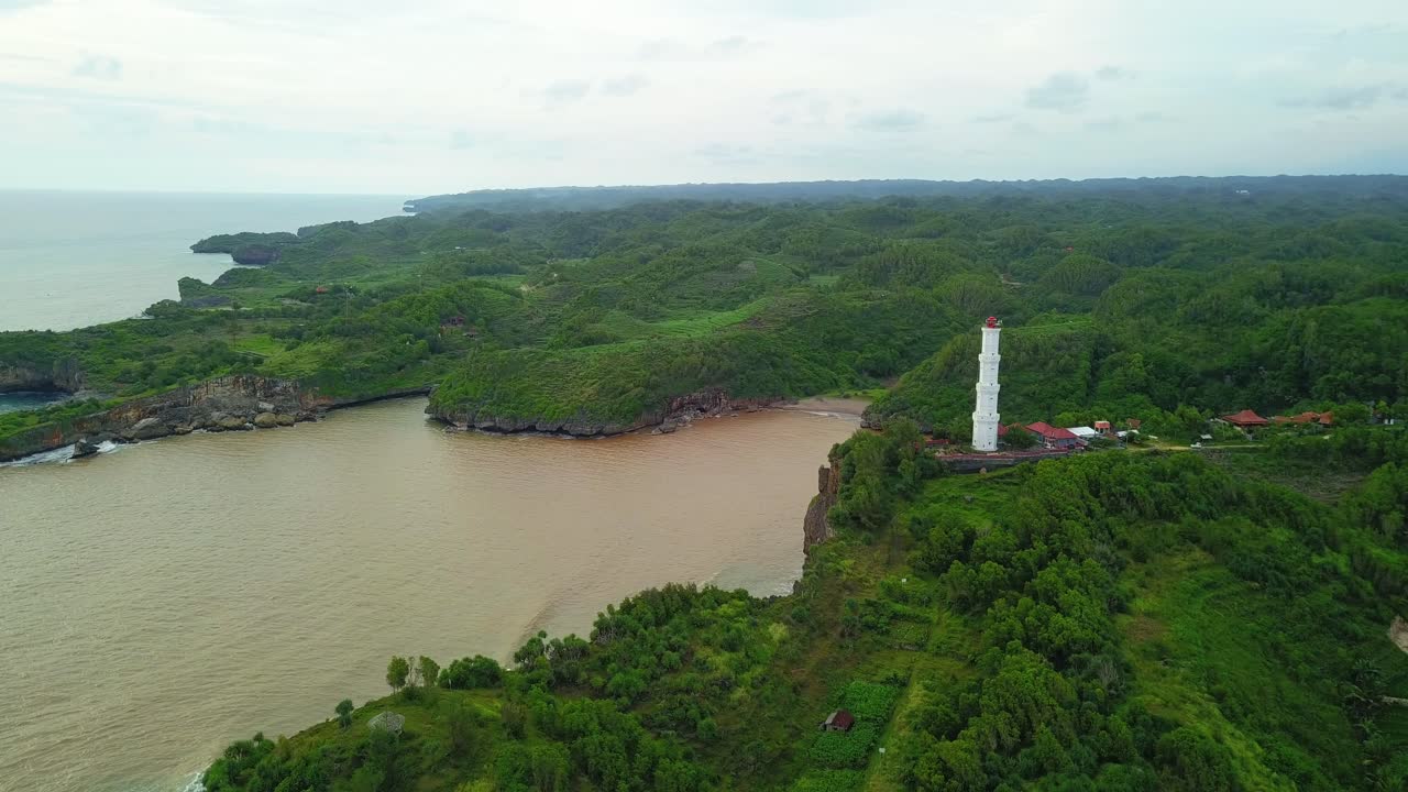 faro en un acantilado empinado con vista al océano índico advirtiendo a los barcos que pasan