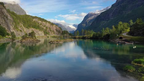 Hermosa-Naturaleza-Noruega-Paisaje-Natural-Lago-Lovatnet.