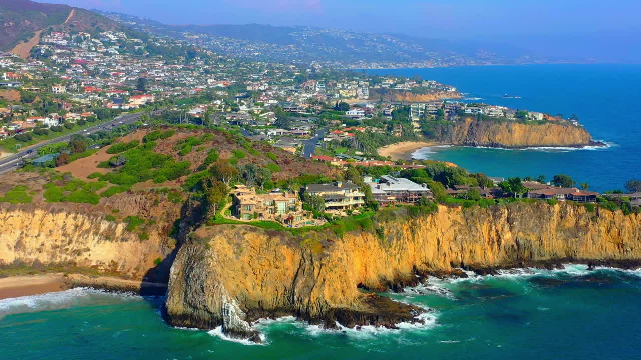 라구나 비치 (laguna beach) 의 절벽에 있는 거대한 집들