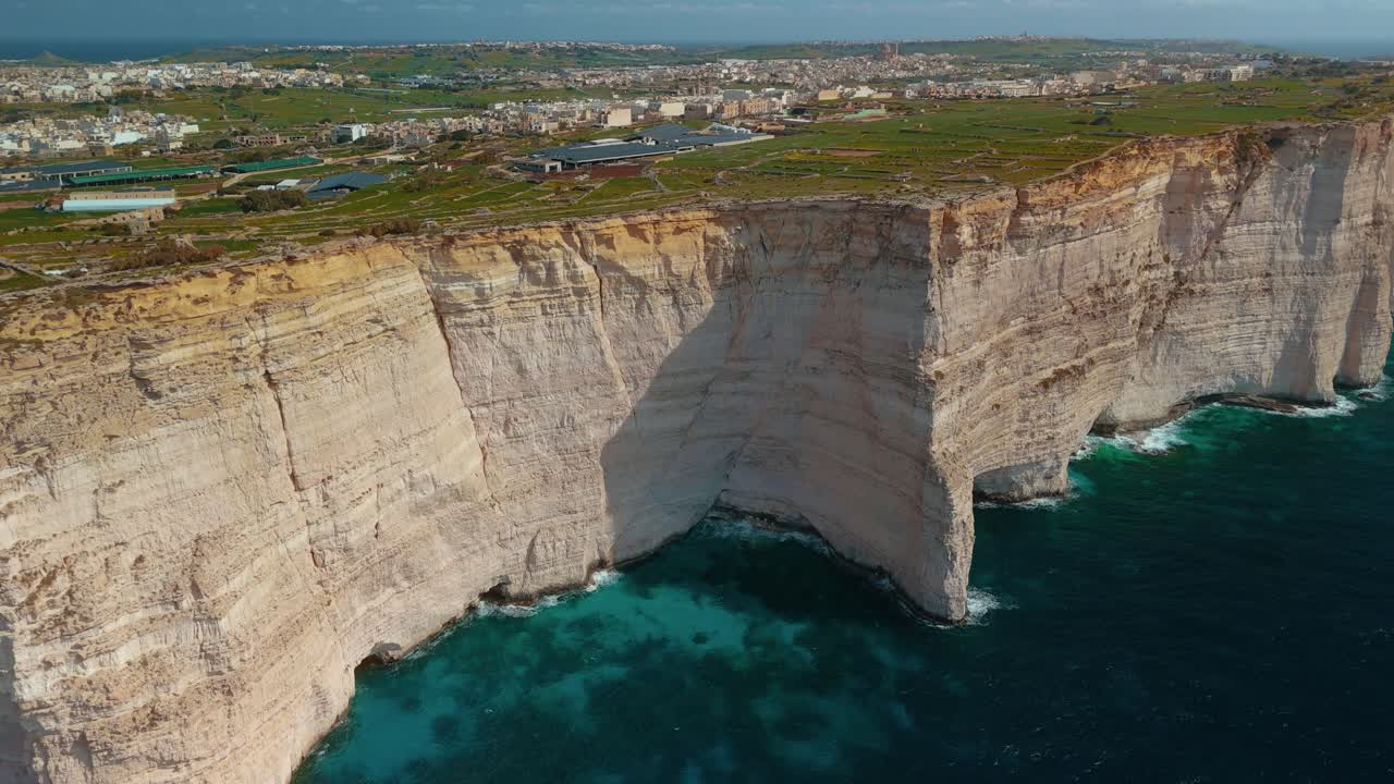 acantilados en la isla de malta gozo