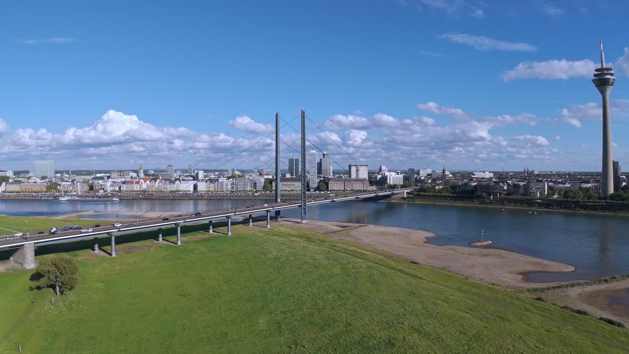 라인 무 ⁇  다리와 뒤셀도르프 스카이라인,  ⁇ 은 날, 넓은 각도 드론 촬영