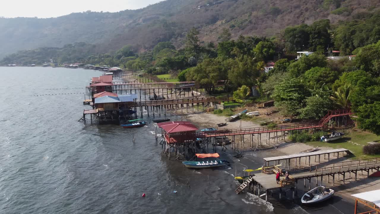 vista aérea: restaurantes en pilotes, lago de la caldera volcánica, el salvador
