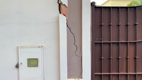 Gran-Grieta-En-Una-Pared-En-Una-Casa-De-Construcción-Antigua,-4k-Inclinándose-Hacia-Arriba