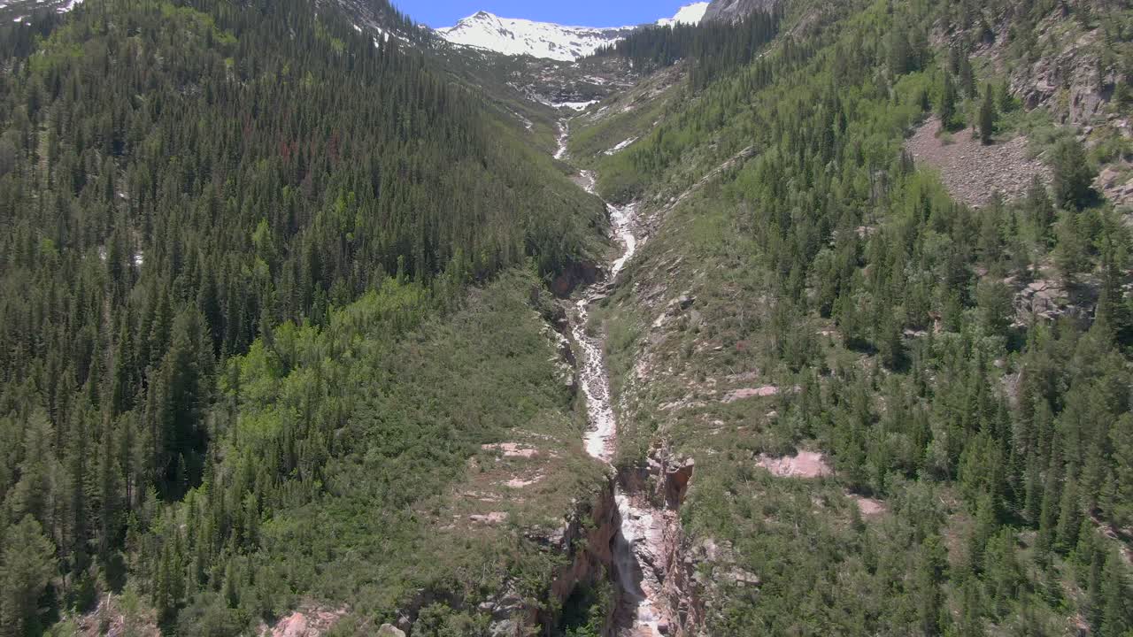 la vista aérea muestra una hermosa cascada de 1.200 pies en el mármol de colorado.
