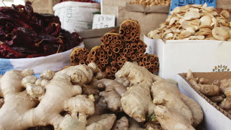 exhibición de variedad de especias en un mercado al aire libre