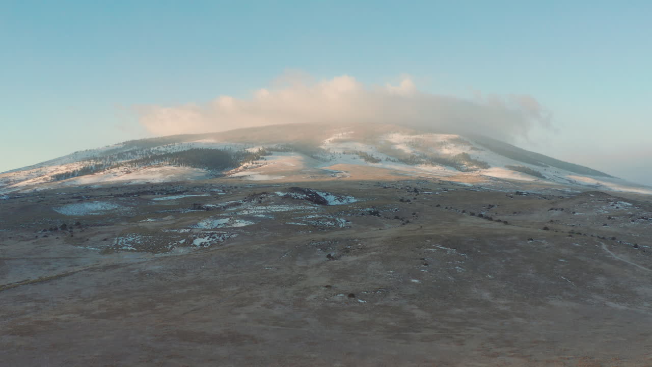 높은 사막 한가운데에 있는 외딴 산꼭대기의 공중 전망