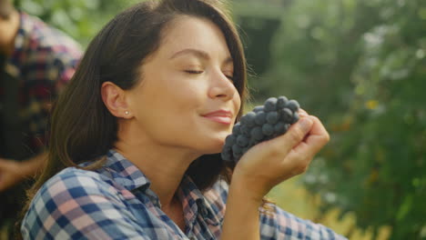 mujer en un jardín