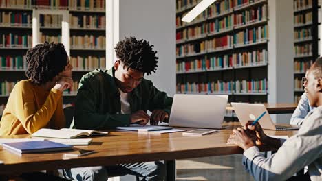 estudiantes estudiando juntos en una biblioteca