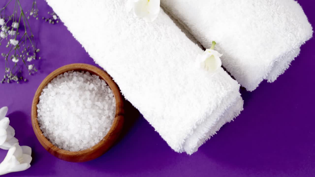 나무 그, 수건 및 꽃에 바다 소금