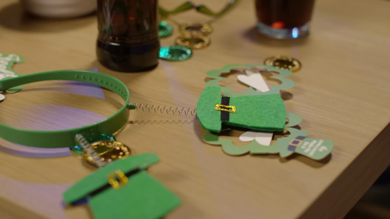 primer plano de novedades y accesorios irlandeses incluyendo sombrero de leprechaun deely boppers y gafas celebrando en la fiesta del día de san patricio