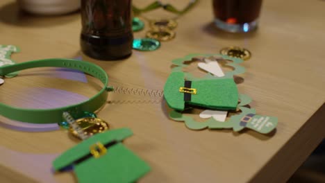 Nahaufnahme-Von-Irischen-Neuheiten-Und-Requisiten,-Einschließlich-Koboldhut,-Deely-Boppers-Und-Gläsern,-Die-Auf-Der-St.-Patrick&#39;s-Day-Party-Feiern