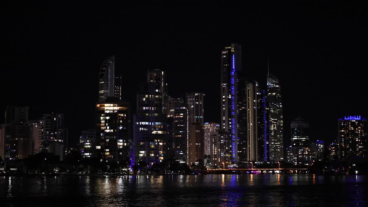 городской горизонт освещается ночью красочными огнями.