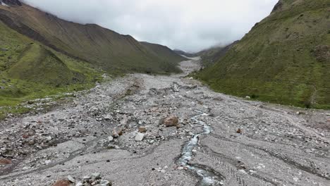 vista aérea de drones en la parte superior de salkantay trek desde cusco a machu picchu en los andes peruanos durante una mañana soleada y nublada, perú, américa del sur, el camino en salkantay trek, perú