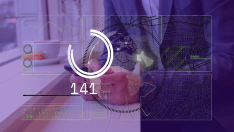 Empresario-Sosteniendo-Un-Teléfono-Inteligente-Con-Animación-De-Procesamiento-De-Datos-Sobre-Un-Mapa-Del-Mundo