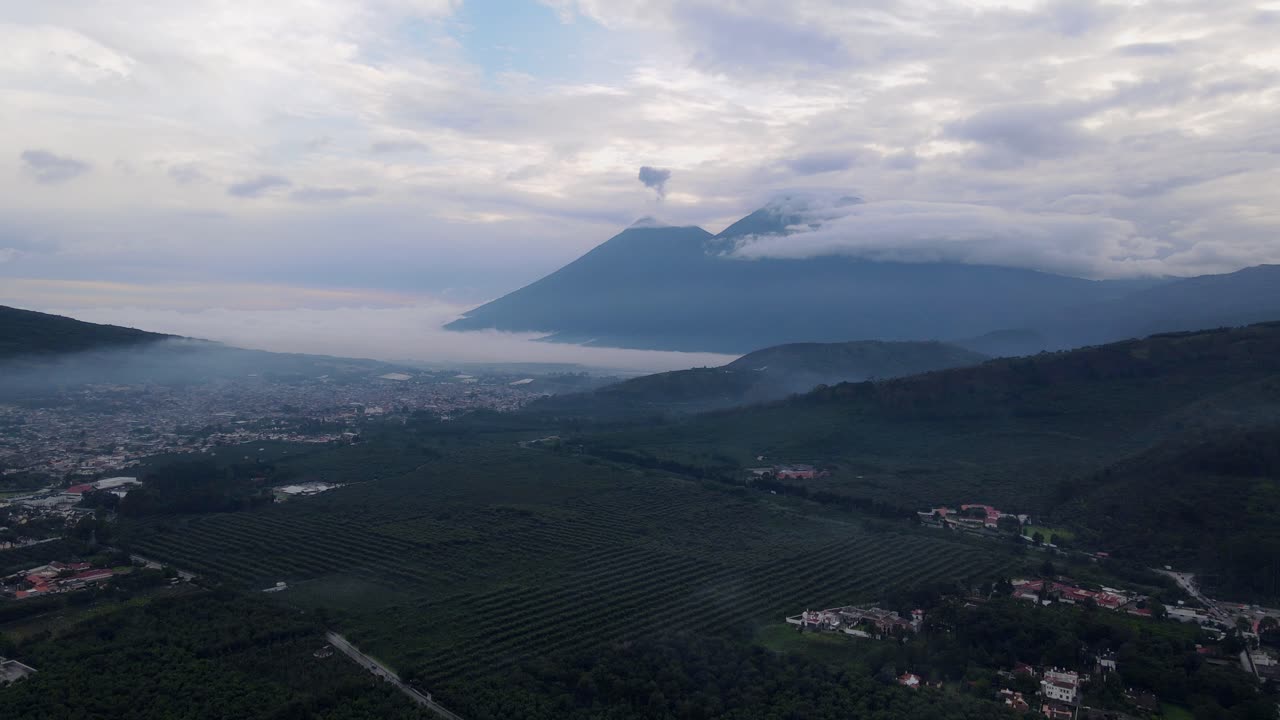 4K luftfoto af den majestætiske vulkan i Antigua, Guatemala, på en diset dag