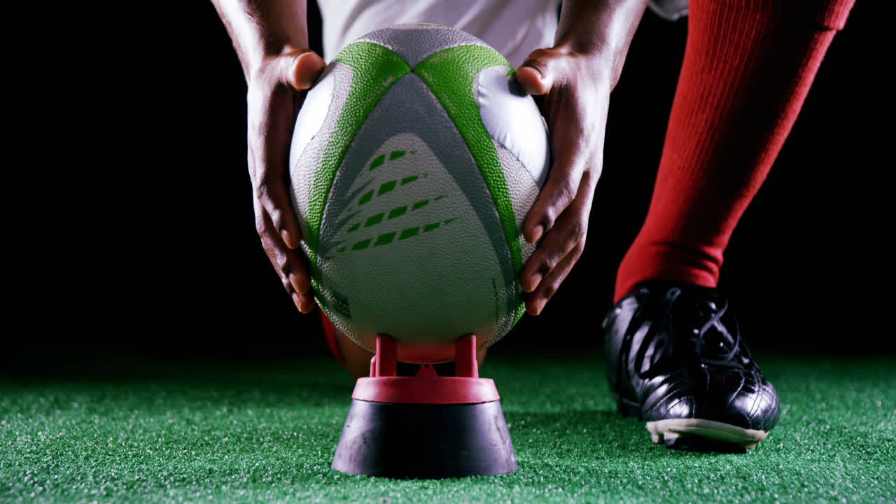 Rugbista professionista mette il pallone sul tee