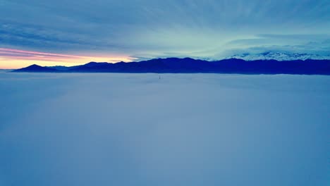 paisaje aéreo de nubes azules sobre el cielo nublado de santiago, chile, amanecer dorado azul, avión no tripulado entrando en la oscuridad brumosa, gradiente colorido