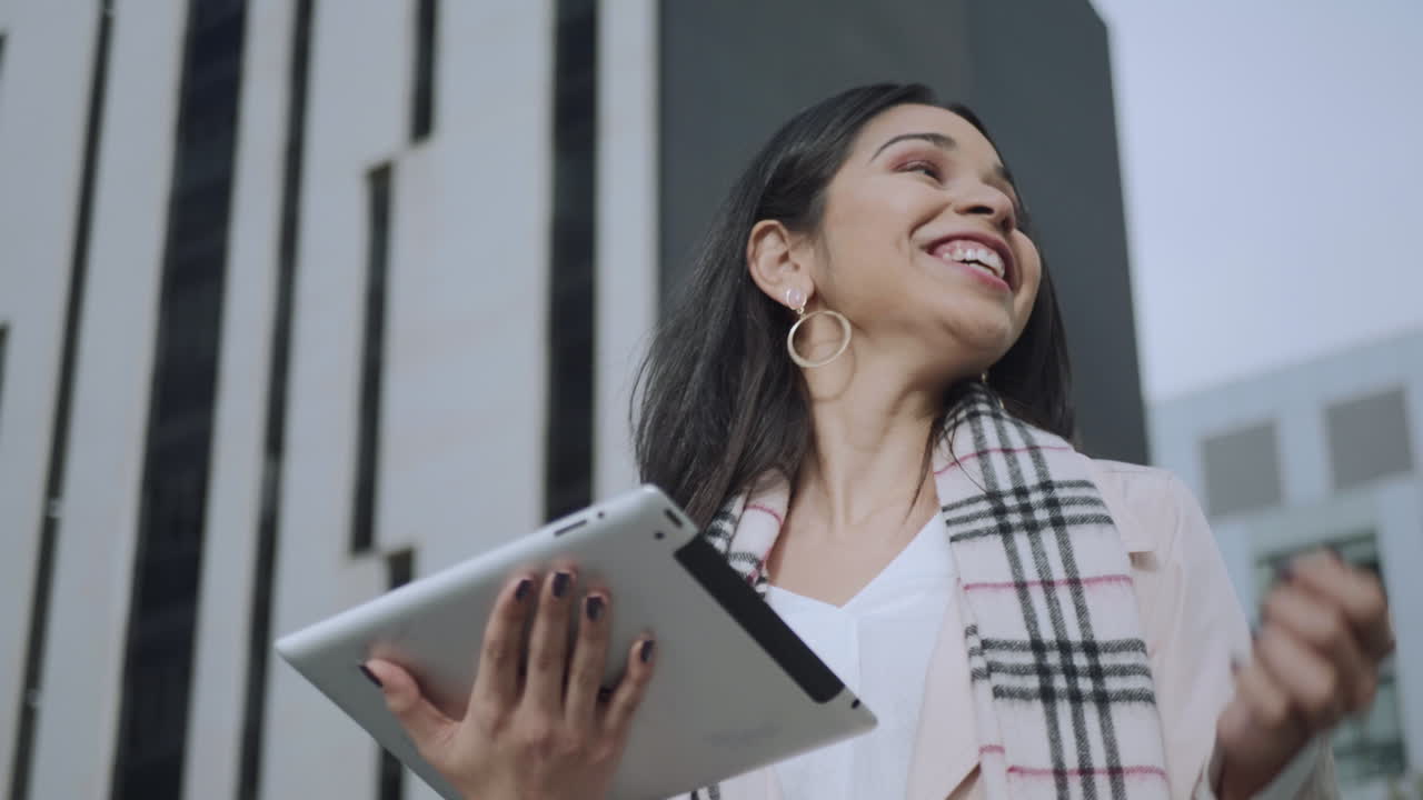 mujer de negocios leyendo buenas noticias en una tableta digital. niña usando el panel táctil al aire libre